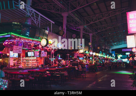 Patong Beach, Thailand - 22. Februar 2019: Die berühmten Roten rechten Bezirk Bangla Road in Patong, eine belebte Straße bei Nacht für Unterhaltung für Erwachsene. Stockfoto