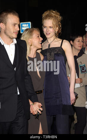 LOS ANGELES, Ca. Oktober 09, 2002: Schauspielerin Nicole Kidman (rechts) mit dem Schauspieler Heath Ledger & Schauspielerin Freundin Naomi Watts bei der Premiere in Los Angeles, der neuen Watt " Film den Ring. © Paul Smith/Featureflash Stockfoto