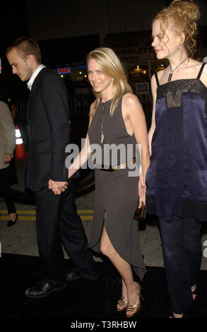 LOS ANGELES, Ca. Oktober 09, 2002: Schauspielerin Nicole Kidman (rechts) mit dem Schauspieler Heath Ledger & Schauspielerin Freundin Naomi Watts bei der Premiere in Los Angeles, der neuen Watt " Film den Ring. © Paul Smith/Featureflash Stockfoto