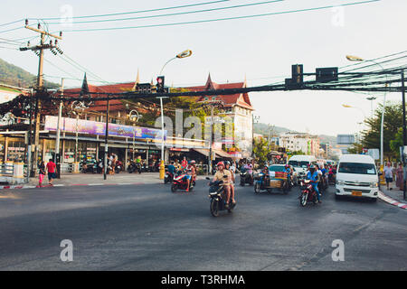 Die Stadt Phuket, Thailand - März 2019: Songtaew zum Patong in einer belebten Straße mit Werbung überall während des Tages. Stockfoto