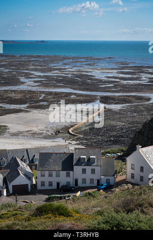 St. Ouens Bay bei Ebbe mit dem Blick auf La Corbiere Leuchtturm, Jersey, Tv Inseln Stockfoto