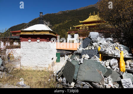 Chongu buddhistischen Tempel in der daocheng Yading National Nature Reserve (bekannt als Nyidên auf Tibetisch), Ganzi, Sichuan, China Stockfoto