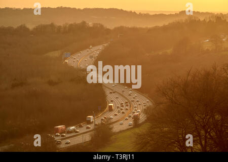 M25 Autobahn schlängelt sich durch die Landschaft bei Dämmerung, Surrey, England Stockfoto