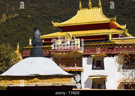 Chongu buddhistischen Tempel in der daocheng Yading National Nature Reserve (bekannt als Nyidên auf Tibetisch), Ganzi, Sichuan, China Stockfoto