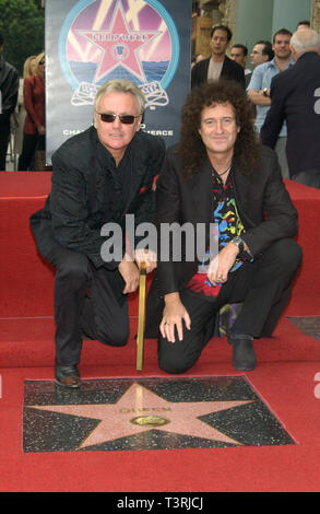 LOS ANGELES, Ca. Oktober 18, 2002: QUEEN Sterne ROGER TAYLOR (links) und Brian May auf dem Hollywood Boulevard, wo die Gruppe mit den 2.207 th Stern auf dem Hollywood Walk of Fame geehrt wurde. © Paul Smith/Featureflash Stockfoto