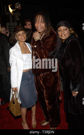 LOS ANGELES, Ca. Oktober 23, 2002: Schauspieler RICK JAMES & Tochter TY & VAL JUNGE bei der Weltpremiere von I Spy, im Cinerama Dome in Hollywood. © Paul Smith/Featureflash Stockfoto