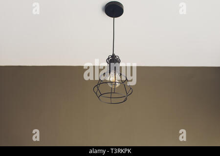 Retro Glühlampe in einem modernen Loft Stil, Wandleuchte modern. horizontal. Stockfoto