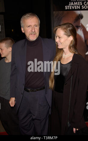 LOS ANGELES, Ca. November 19, 2002: Produzent/Regisseur James Cameron & Schauspielerin Frau SUZY AMIS & Sohn an der Los Angeles Premiere von Solaris, die er produziert. © Paul Smith/Featureflash Stockfoto
