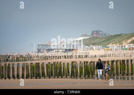 Domburg, Niederlande - Juni 9, 2018: die Menschen zu Fuß entlang der Nordsee Strand in Domburg, Zeeland, Niederlande an einem diesigen Tag Stockfoto