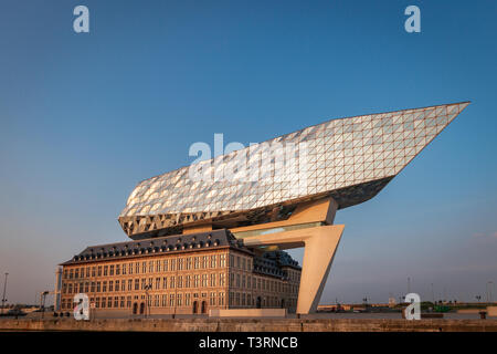 Antwerpen, Belgien - 9 Juni, 2018: Blick auf den neuen Hafen Haus (Havenhuis), der Sitz der Antwerp Port Authority, entworfen von Architekt Zaha hatte Stockfoto