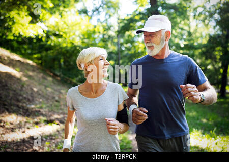 Fitness, Sport, Leute, trainieren und Lifestyle Konzept - Senior Paar, dass Stockfoto