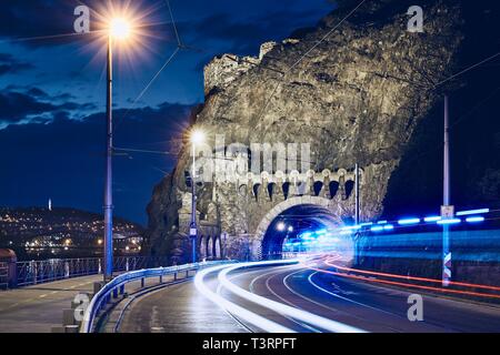 Leichte Spuren von Krankenwagen Auto von Emergency Medical Service. Nacht der Verkehr in der Stadt. Tunnel Vysehrad in Prag, Tschechische Republik. Stockfoto