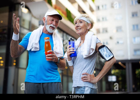 Gerne älteres Paar fit durch Sport läuft Stockfoto