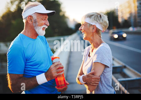 Gerne älteres Paar fit durch Sport läuft Stockfoto