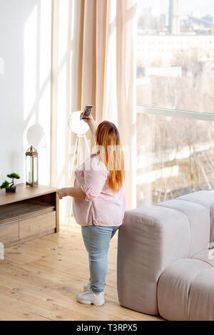 Freudige nette Frau ein Foto von sich selbst Stockfoto