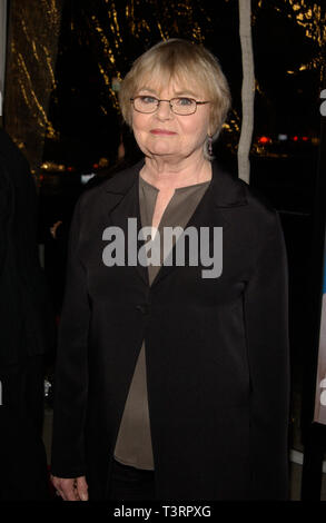 LOS ANGELES, Ca. Dezember 12, 2002: Schauspielerin JUNI SQUIBB am Los Angeles Premiere ihres neuen Films über Schmidt. © Paul Smith/Featureflash Stockfoto