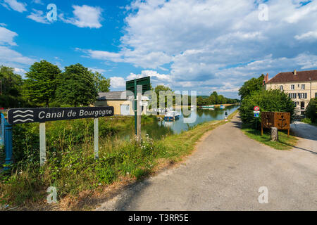 Ancy-le-Franc (nord-östlichen Frankreich): Lastkähne auf dem Canal de Bourgogne (Französisch: Canal de Bourgogne) *** Local Caption *** Stockfoto