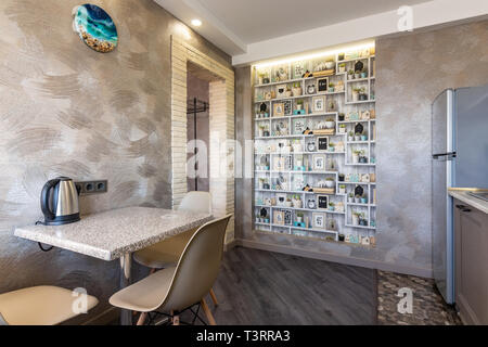 Sochi, Russland - April 4, 2019: Fragment der Küche Innenraum, Eingang in die Küche Stockfoto