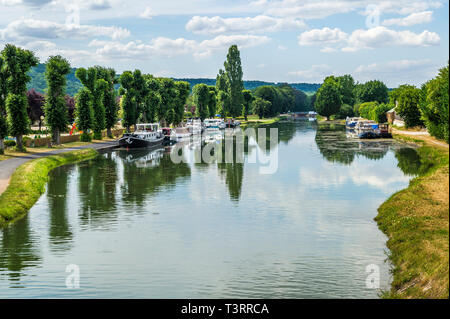 Tonnerre (Nordfrankreich): Lastkähne der Canal de Bourgogne (Französisch: Canal de Bourgogne) *** Local Caption *** Stockfoto