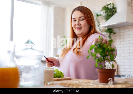 Freundliche gut aussehende Frau Kochen in der Küche Stockfoto