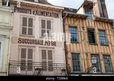 Troyes (nord-östlichen Frankreich): alte Werbung an der Fassade eines ehemaligen Shop und Fachwerkhaus in der Straße "Rue Urbain IV" Stockfoto