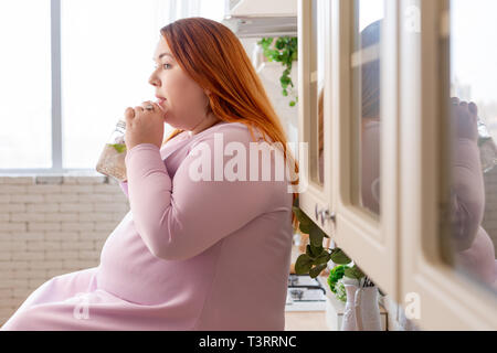 Schön mollig Frau trinkt Gesunde leckere Drink Stockfoto
