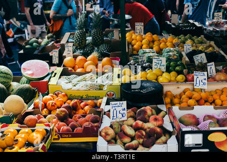 LONDON, UK, 21. Juli 2017: Frische Früchte auf Verkauf zu einem Straßenmarkt in Portobello, London Stockfoto