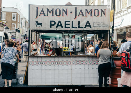 London/Großbritannien - 20. Juli 2018: Die spanischen Stall verkaufen Paella an der Portobello Market in Notting Hill, London, UK Stockfoto