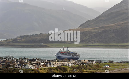 ULLAPOOL ROSS UND CROMARTY SCHOTTLAND EIN LINER am Loch Broom MIT BLICK AUF DIE HÄUSER AM UFER DES MEERES Stockfoto