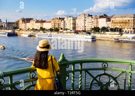 Frau genießen Panorama von Budapest Blick von der Brücke Stockfoto