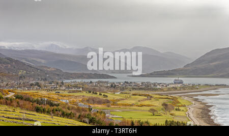 ULLAPOOL ROSS UND CROMARTY SCHOTTLAND im frühen Frühling mit Schnee und weiße Wolken über dem BEINN DEARG BERGE UND EINEM LINER am Loch Broom Stockfoto