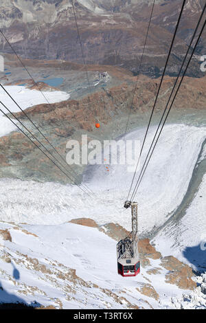 Oberwallis, die Seilbahn in der Nähe der Gipfel von Kiein Matterhorn. Stockfoto