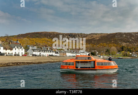 ULLAPOOL ROSS UND CROMARTY SCHOTTLAND RETTUNGSBOOT KREUZFAHRTSCHIFF ODER LINER MARCO POLO IN DEN HAFEN Stockfoto