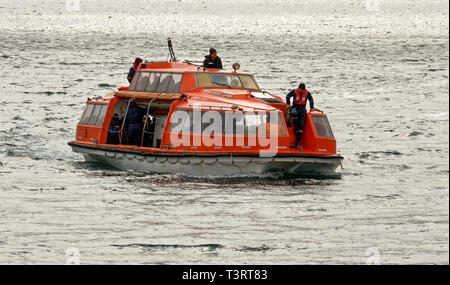 ULLAPOOL ROSS UND CROMARTY SCHOTTLAND RETTUNGSBOOT DER LINER MARCO POLO IN LOCH BROOM ÜBERSETZENDE PASSAGIERE IN DIE STADT Stockfoto