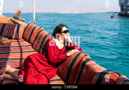 Frau Spaß auf einer Dhow Boot Kreuzfahrt Stockfoto