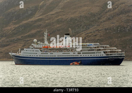 ULLAPOOL ROSS UND CROMARTY SCHOTTLAND LINER MARCO POLO VERANKERT SICH IN ULLAPOOL Loch Broom Transport von Passagieren in einem RETTUNGSBOOT IN DIE STADT Stockfoto