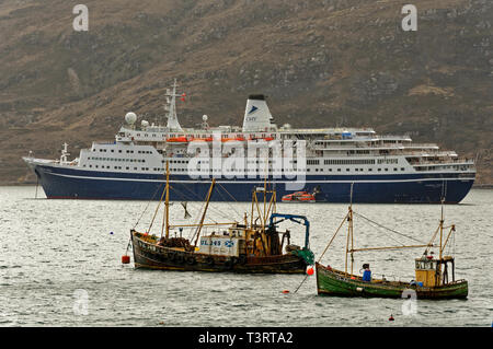 ULLAPOOL ROSS UND CROMARTY SCHOTTLAND LINER MARCO POLO VERANKERT SICH IN LOCH BROOM ULLAPOOL MIT ZWEI ALTEN FISCHERBOOTE Stockfoto