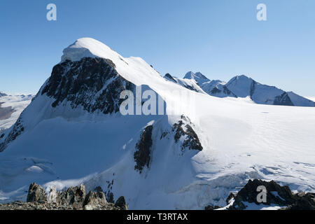 Oberwallis, Klein Matterhorn Gipfel als von der Endstation der Seilbahn auf 3820 m gesehen. Der Wanderer in der Nähe des Gipfels. Stockfoto