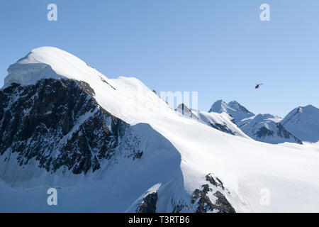 Oberwallis, Klein Matterhorn Gipfel als von der Endstation der Seilbahn auf 3820 m gesehen. Der Wanderer in der Nähe des Gipfels. Stockfoto