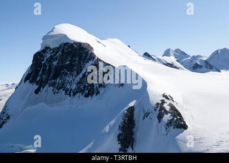 Oberwallis, Klein Matterhorn Gipfel als von der Endstation der Seilbahn auf 3820 m gesehen. Der Wanderer in der Nähe des Gipfels. Stockfoto