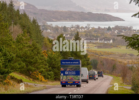 ULLAPOOL ROSS UND CROMARTY SCHOTTLAND DIE STADT IM FRÜHJAHR MIT MOBILEN ROYAL BANK SCHOTTLAND AUF DER STRASSE Stockfoto