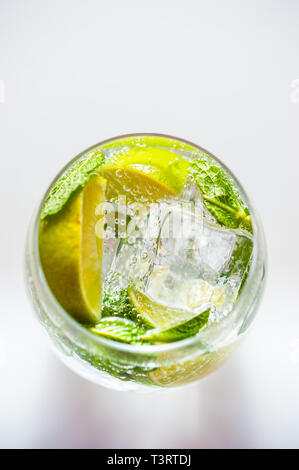 Sommer cocktail Konzept: frischen Mojito auf Schneidebrett mit grünem Limes Stockfoto
