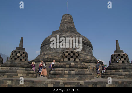 Borobudur, oder Barabudur (Indonesisch: Candi Borobudur, Javanisch: Romanisiert: Candhi Barabudhur) ist eine 9. Jahrhundert Mahayana-buddhistischen Tempel in Magelang Re Stockfoto