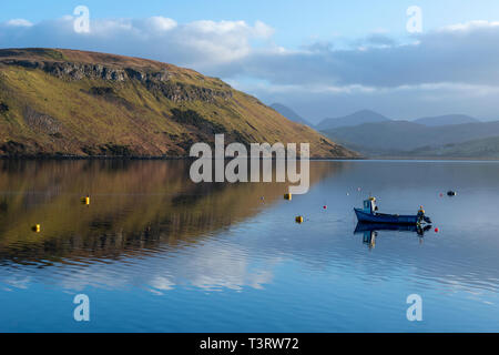 Bunte Reflexionen im ruhigen Wasser des Loch Harport auf der Isle of Skye, Hochland, Schottland, Großbritannien Stockfoto