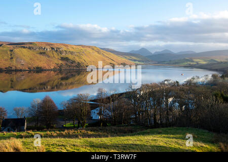 Blick über carbost nach Loch Harport auf der Isle of Skye, Hochland, Schottland, Großbritannien Stockfoto