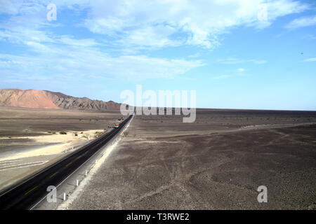 Straße, die den Weg zu neuen Zielen und Abenteuer. Schwarze leere Straße in der Wüste. Stockfoto