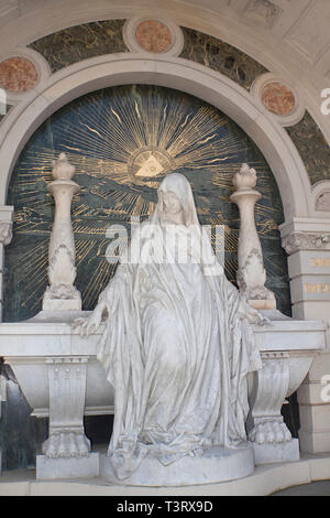 Frau Skulptur vor der Sarg, im Hintergrund Gottes Auge, dem ehemaligen Grab Carl Hofmann, entworfen von Bruno Schmitz, Statue von Nikolaus Geiger, Ändern Stockfoto