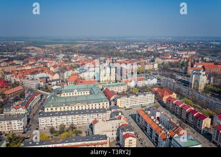 Antenne drone Ansicht auf liegnitz Stadtplatz und die Peter und Paul Kathedrale. Liegnitz, Niederschlesien, Polen Stockfoto