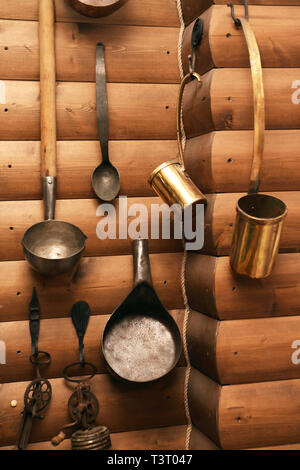 Der alte Bauernhof Utensil hängen an die Holzwand Stockfoto