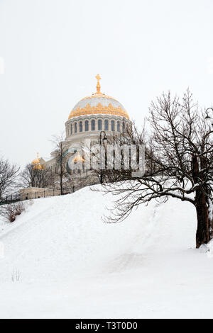 Winter in Russland. St. Nikolaus Marine Kathedrale in Kronstadt Stockfoto